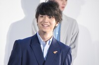 ママチャリに乗って現れた永瀬廉を迎える伊藤健太郎。