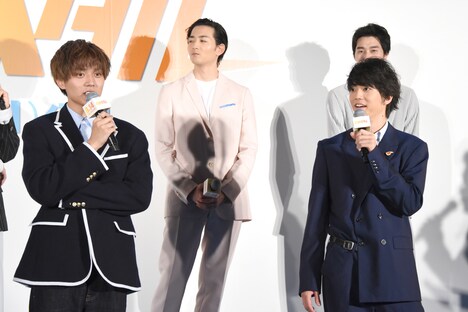 前列左から永瀬廉、伊藤健太郎。