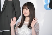 カメラに手を振る橋本環奈。