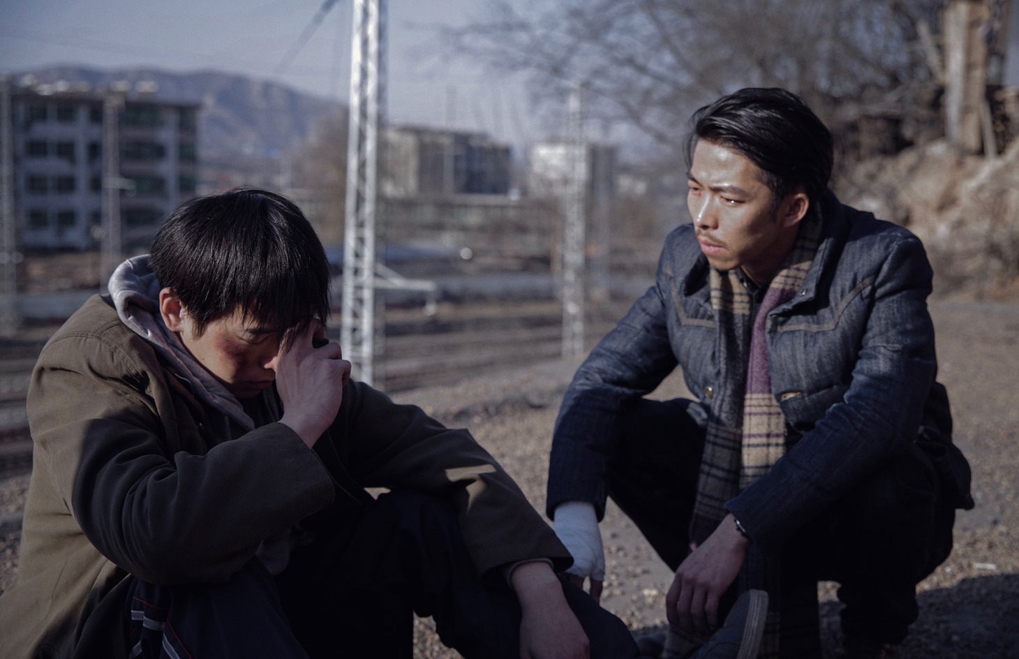 「象は静かに座っている」