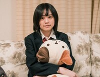 中島由貴演じる穴森七海。