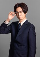 桐山漣演じる鳴戸渡。