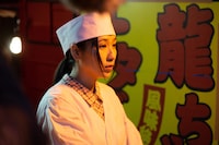 「TOKYOドラゴン飯店」より、⼩⾒川千明演じるナナ。