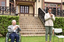 左から山内静夫、中井貴一。