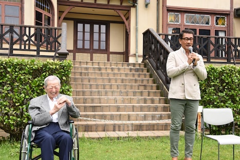 左から山内静夫、中井貴一。