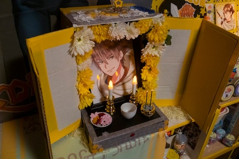 「私がモテてどうすんだ」より、花依の部屋にあるシオンの仏壇。