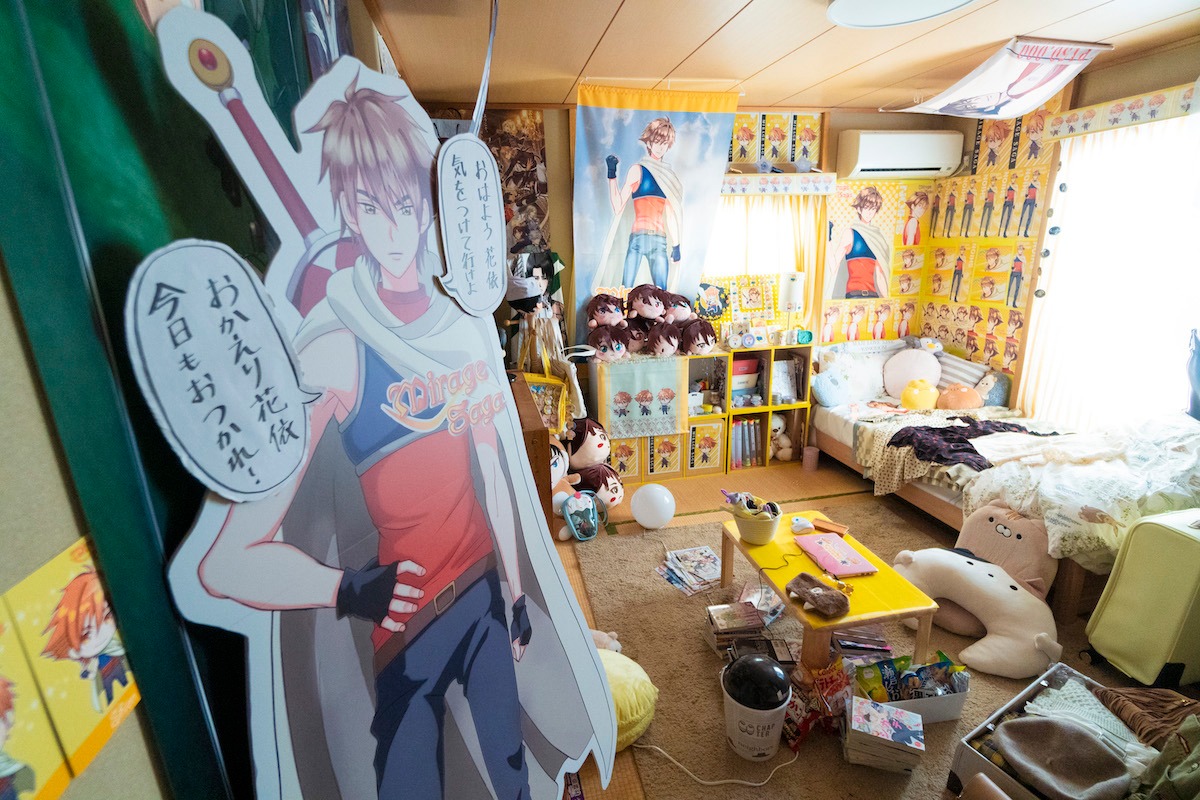 「私がモテてどうすんだ」より、花依の部屋にあるシオングッズ。