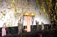 「今日から俺は!!劇場版」初日舞台挨拶の様子。左から清野菜名、賀来賢人、伊藤健太郎、橋本環奈。