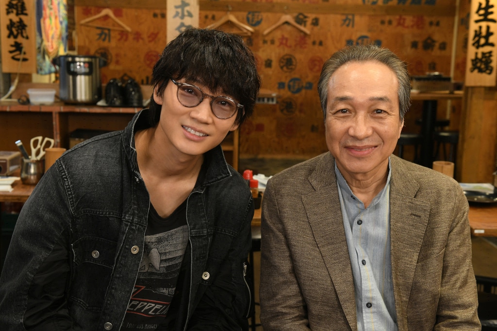 左から綾野剛、小日向文世。