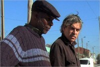 「映画作家ペドロ・コスタ／オール・ブラッサムズ・アゲイン」より、ペドロ・コスタ（右）。