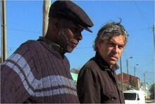 「映画作家ペドロ・コスタ／オール・ブラッサムズ・アゲイン」より、ペドロ・コスタ（右）。