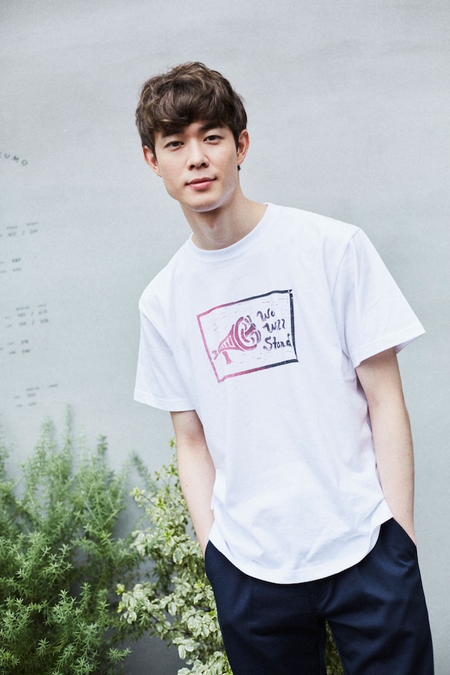 オリジナルチャリティTシャツを着用した宮沢氷魚。