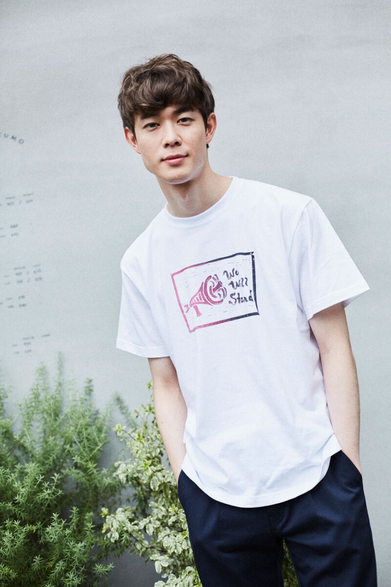 オリジナルチャリティTシャツを着用した宮沢氷魚。