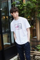 オリジナルチャリティTシャツを着用した宮沢氷魚。