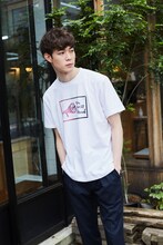 オリジナルチャリティTシャツを着用した宮沢氷魚。
