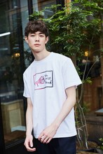 オリジナルチャリティTシャツを着用した宮沢氷魚。