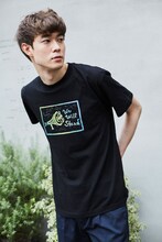 オリジナルチャリティTシャツを着用した宮沢氷魚。