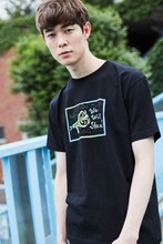 オリジナルチャリティTシャツを着用した宮沢氷魚。