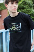 オリジナルチャリティTシャツを着用した宮沢氷魚。