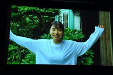 「全世界の人に映画を観てもらえる！」と全身で喜びを表現する松岡茉優。