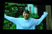 「全世界の人に映画を観てもらえる!」と全身で喜びを表現する松岡茉優。
