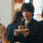 中村倫也が謎の町で食事をゲット、主演作「人数の町」新写真