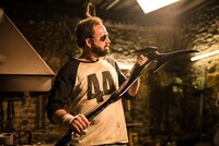 「マンディ 地獄のロード・ウォリアー」より、“お気に入りTシャツ”を着た主人公レッド。 (c)2017 Mandy Films, LTD. All Rights Reserved