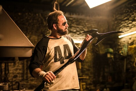 「マンディ 地獄のロード・ウォリアー」より、“お気に入りTシャツ”を着た主人公レッド。 (c)2017 Mandy Films, LTD. All Rights Reserved