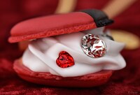 ハートの女王 / マカロン ネックレス（税込9900円）、バッグチャーム（税込7700円）。