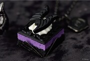 マレフィセント / エヴィルマジックプチケーキ ネックレス（税込1万1000円）、バッグチャーム（税込9900円）。