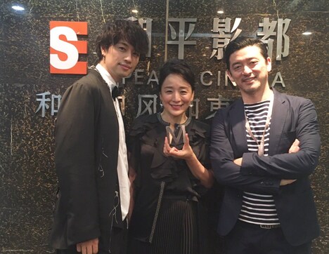 2017年の上海国際映画祭に参加した斎藤工(左)。