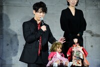 「かわいいお人形さんですよ」と突然目の前に現れた人形を見つめる亀梨和也。