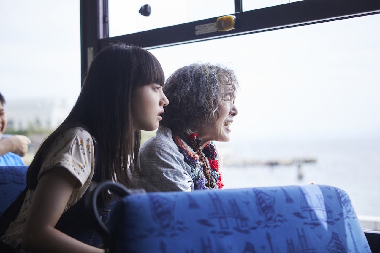 清原果耶と桃井かおりが海を眺める、「宇宙でいちばんあかるい屋根」新カット到着