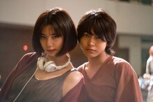 「夏、至るころ」メイキング写真。左から池田エライザ、倉悠貴。