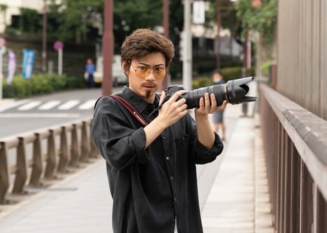 佐藤流司演じる岸蛍の変装姿。