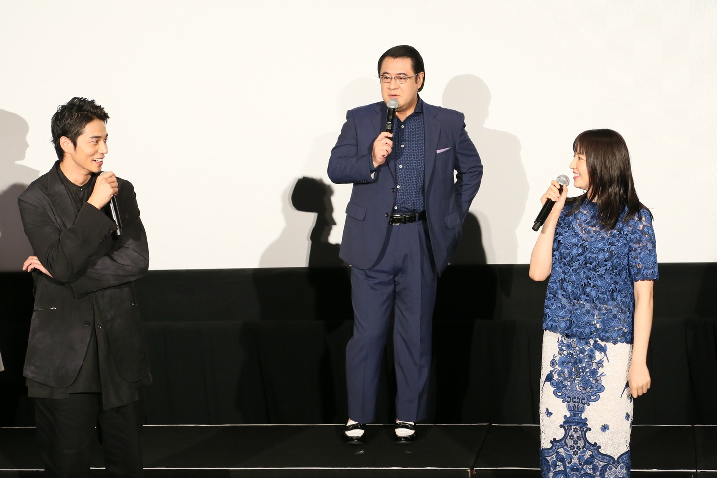 左から東出昌大、小手伸也、長澤まさみ。