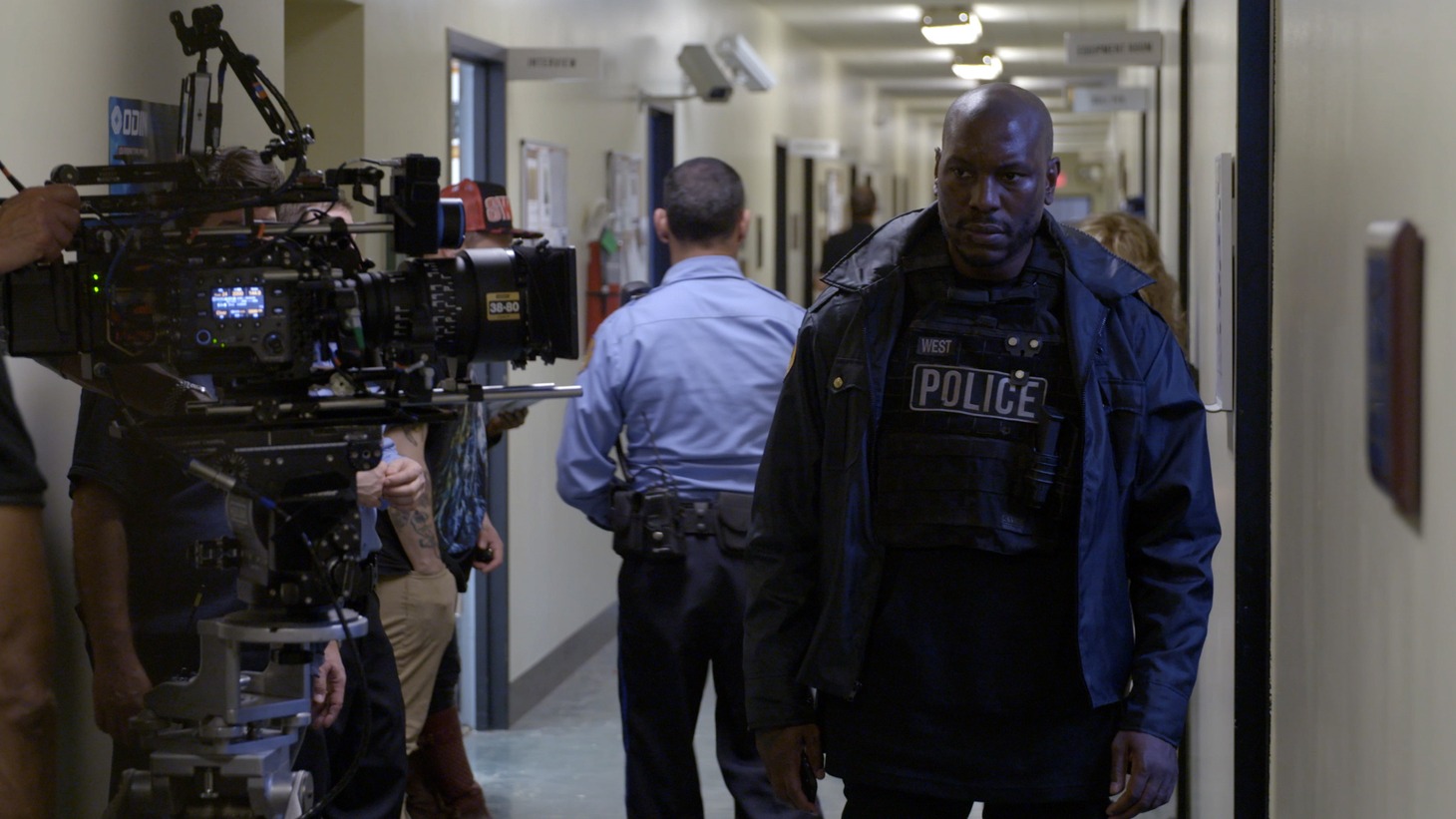 「ブラック アンド ブルー」特別映像より。