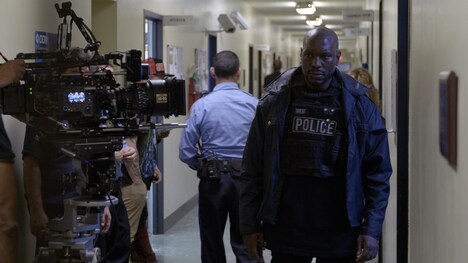 「ブラック アンド ブルー」特別映像より。