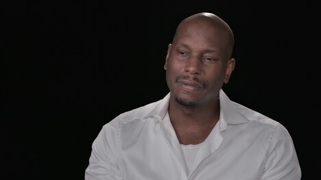 「ブラック アンド ブルー」特別映像より。