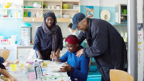 「スペシャルズ！ ～政府が潰そうとした自閉症ケア施設を守った男たちの実話～」新場面写真