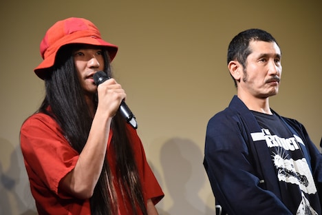 左からマヒトゥ・ザ・ピーポー、渋川清彦。