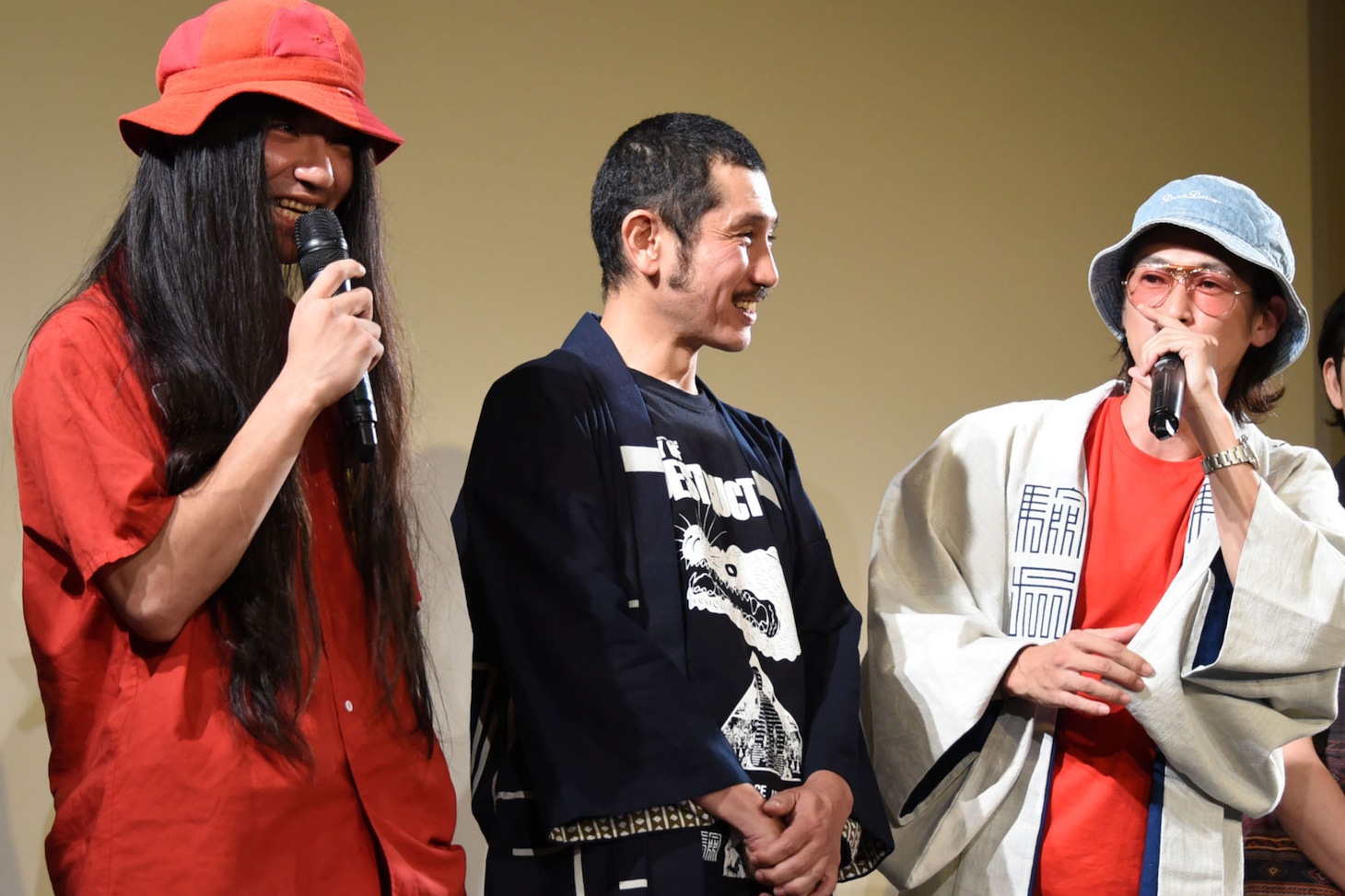 マヒトゥ・ザ・ピーポー（左）を笑わせる窪塚洋介（右）。