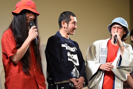 マヒトゥ・ザ・ピーポー(左)を笑わせる窪塚洋介(右)。