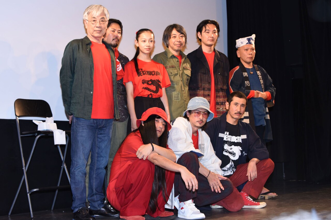 「破壊の日」初日舞台挨拶にて、前列左からマヒトゥ・ザ・ピーポー、窪塚洋介、渋川清彦。後列左からイッセー尾形、大西信満、長澤樹、豊田利晃、松田龍平、飯田団紅。