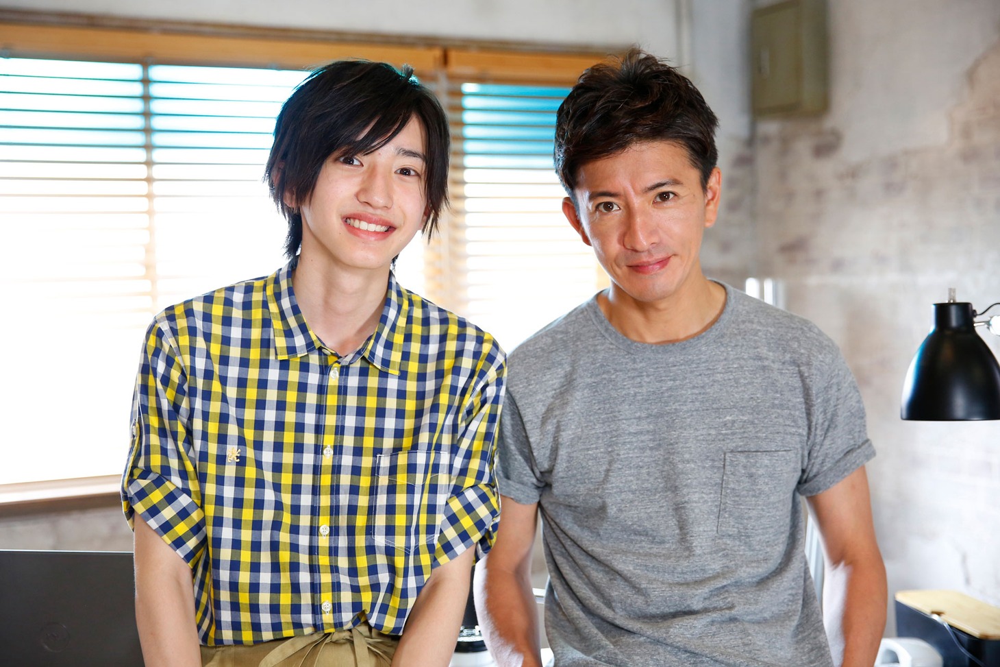 左から中島小次郎役の道枝駿佑、島崎章役の木村拓哉。