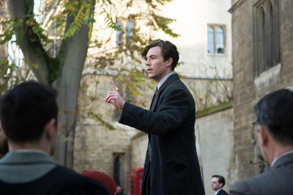 カリスマ学生が演説する「ジョーンの秘密」新映像、トム・ヒューズのコメントも到着