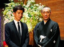 左から木村拓哉、市川海老蔵。