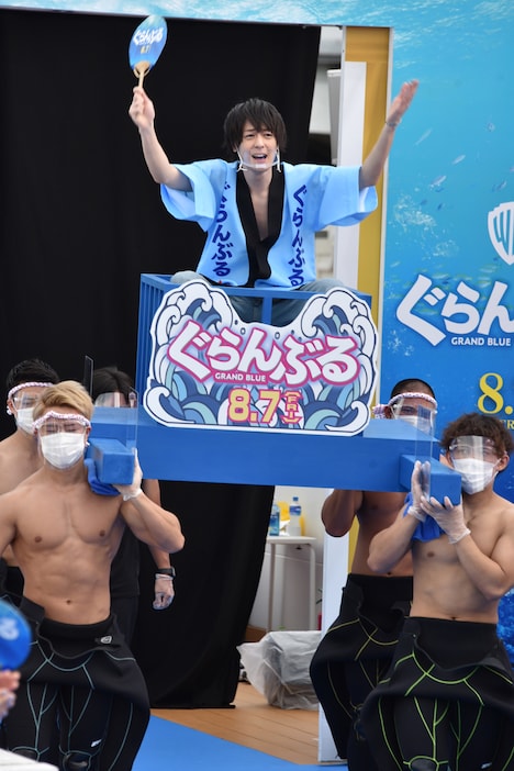 神輿に乗って登場した犬飼貴丈。