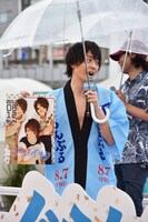 罰ゲームで公開されたプリクラを恥ずかしがる犬飼貴丈。