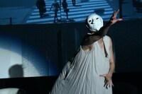 劇中で“怪獣ダンサー”を演じた引間文佳によるコンテンポラリーダンスの様子。